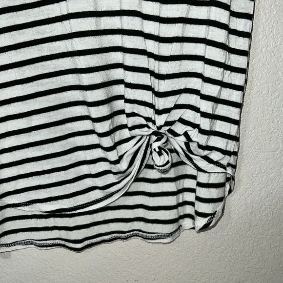 🔴 BIBI Striped V-Neck Top - Picture 2 of 4